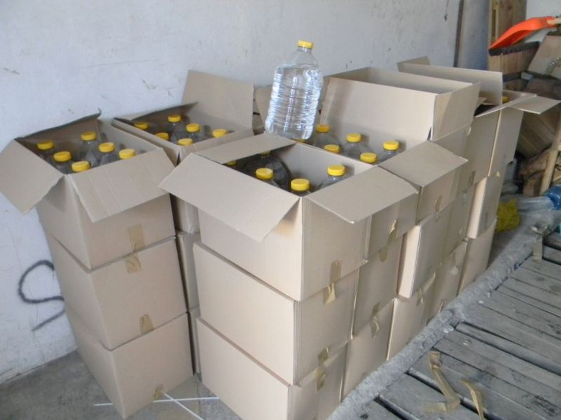 Radzyń Podlaski: 1000 litrów spirytusu w otwartym garażu Radzyń Podlaski: 1000 litrów spirytusu w otwartym garażu