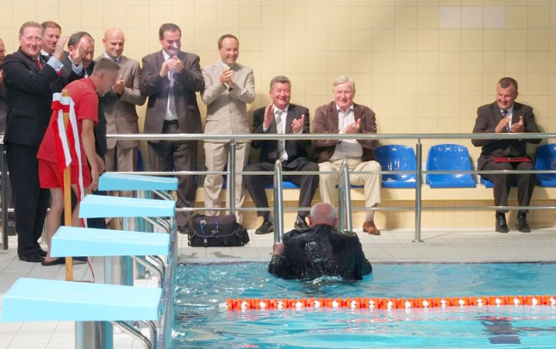 Radzyń Podlaski: burmistrz zanurkował w garniturze