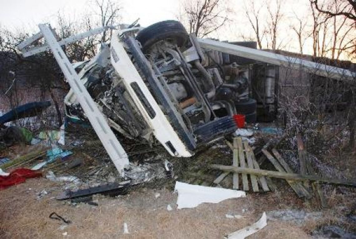 Radzyń Podlaski: Ciężarówka uderzyła w słup energetyczny