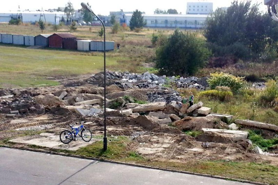 Radzyń Podlaski: dzieci bawią się gruzowisku