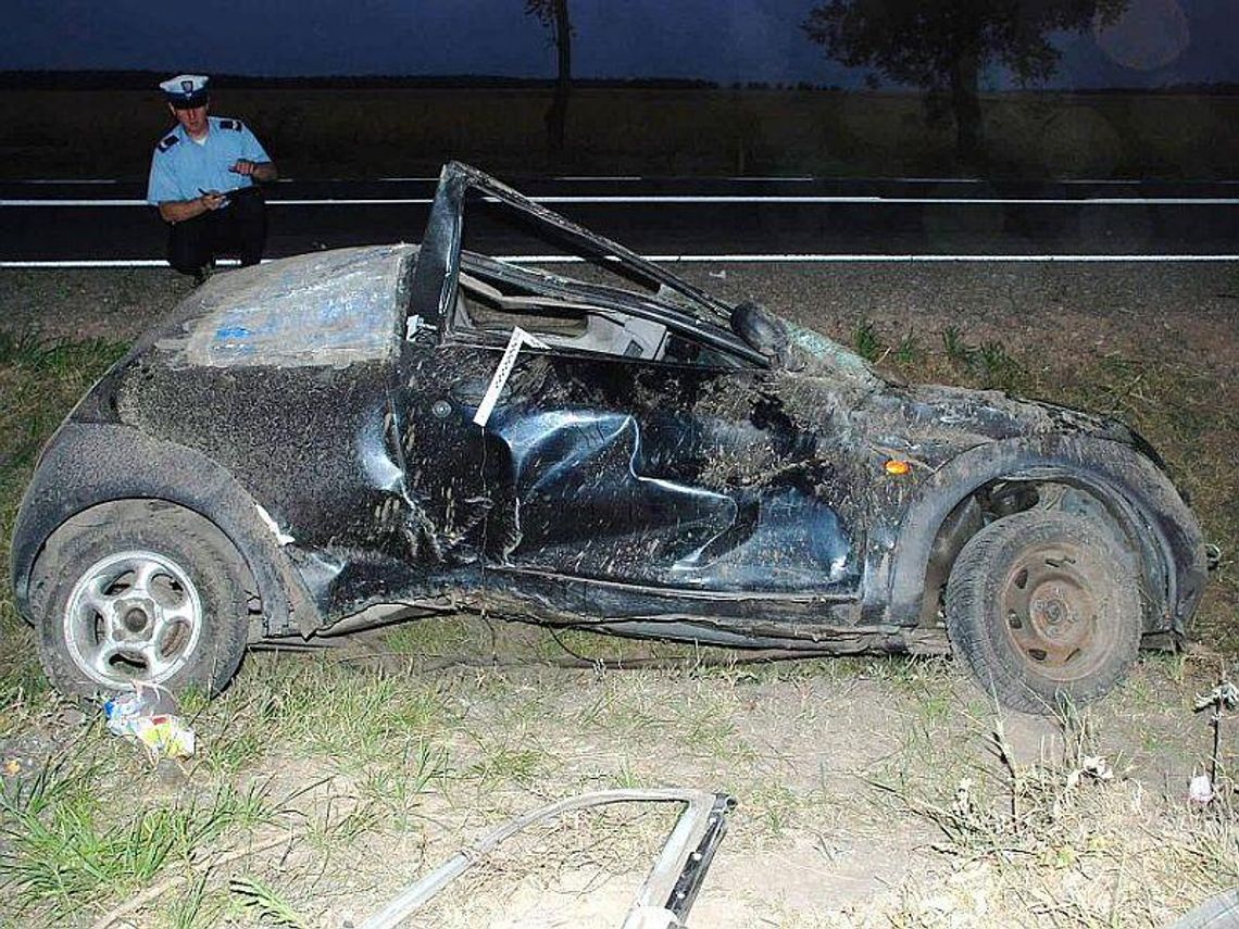 Radzyń Podlaski: Ford uderzył w drzewo. Kierowca jest ranny