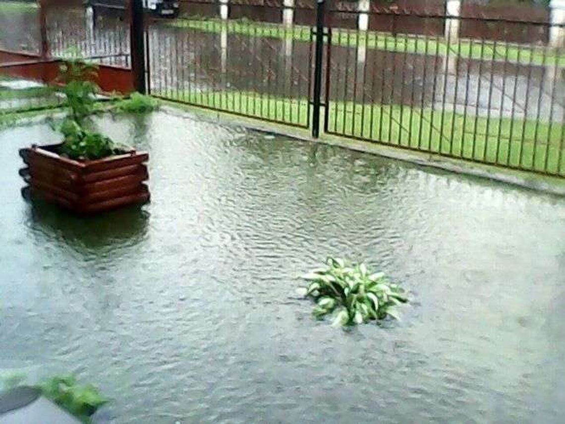 Radzyń Podlaski: Mieszkańcom zalewa piwnice, deszcz paraliżuje ulice Radzyń Podlaski: Mieszkańcom zalewa piwnice, deszcz paraliżuje ulice