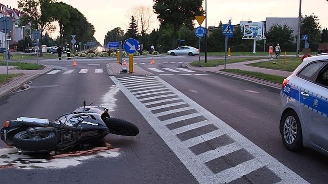 Radzyń Podlaski: Motocyklista uderzył w znak drogowy na rondzie