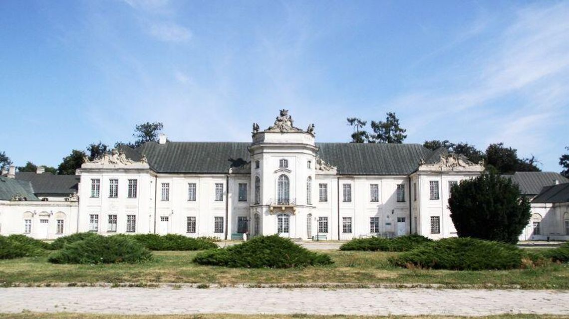 Radzyń Podlaski: Przetarg na remont pałacu trzeba przetłumaczyć na 27 języków Radzyń Podlaski: Przetarg na remont pałacu trzeba przetłumaczyć na 27 języków