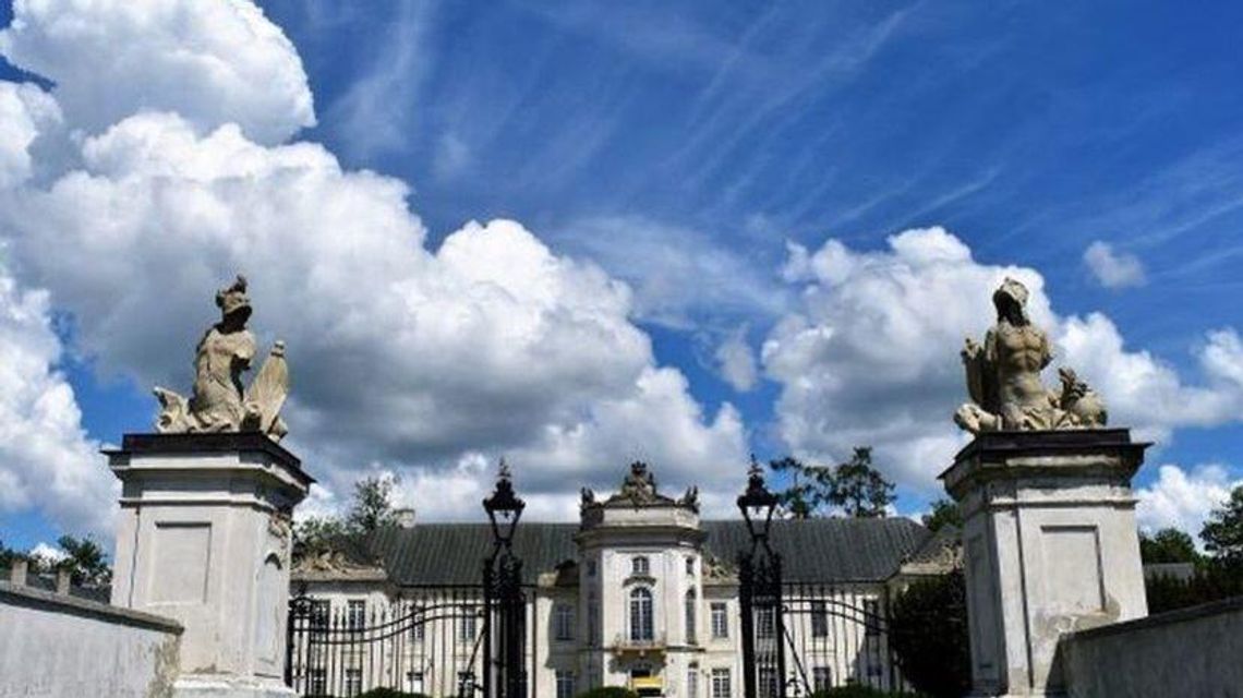 Radzyń Podlaski: Umowy podpisane na remont pałacu Potockich. "To jeden z najważniejszych dokumentów, jaki podpisywałem"