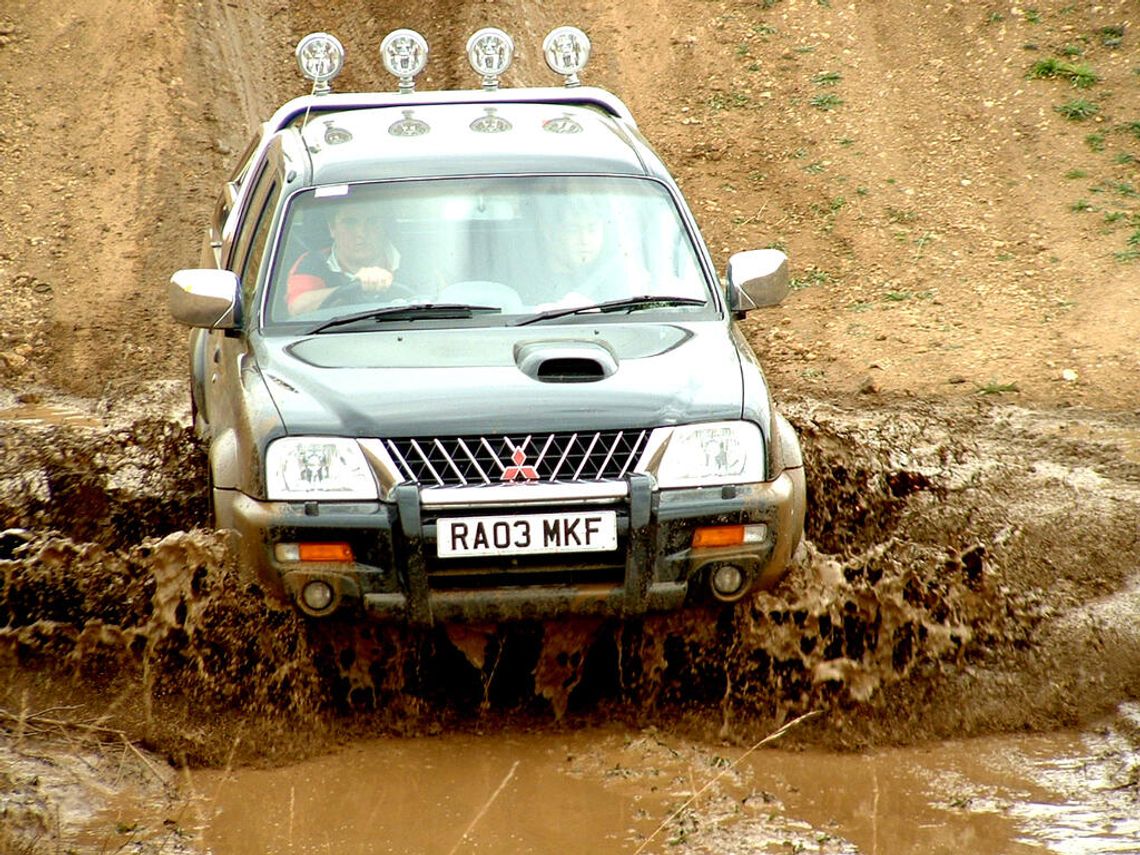 Rajd w Ciecierzynie: Terenówki w błocie