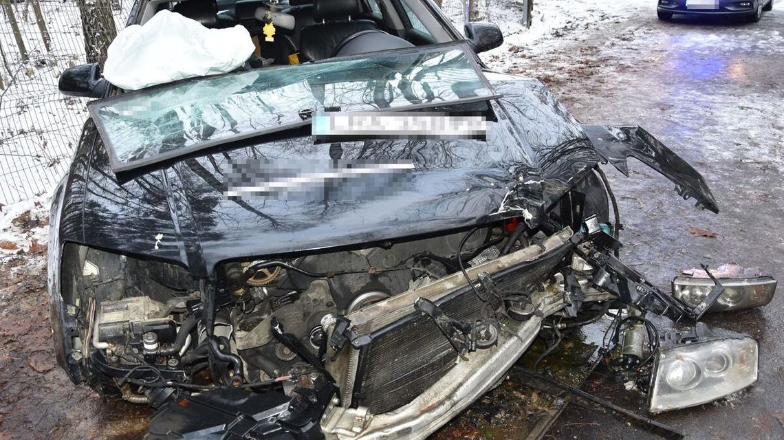 Rajdowe popisy zakończone na drzewie Rajdowe popisy zakończone na drzewie