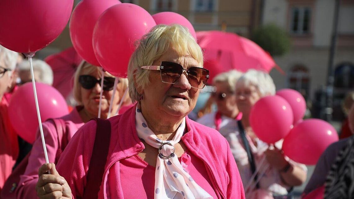 Rak piersi to nie wyrok. Lublin przypomniał o tym kobietom