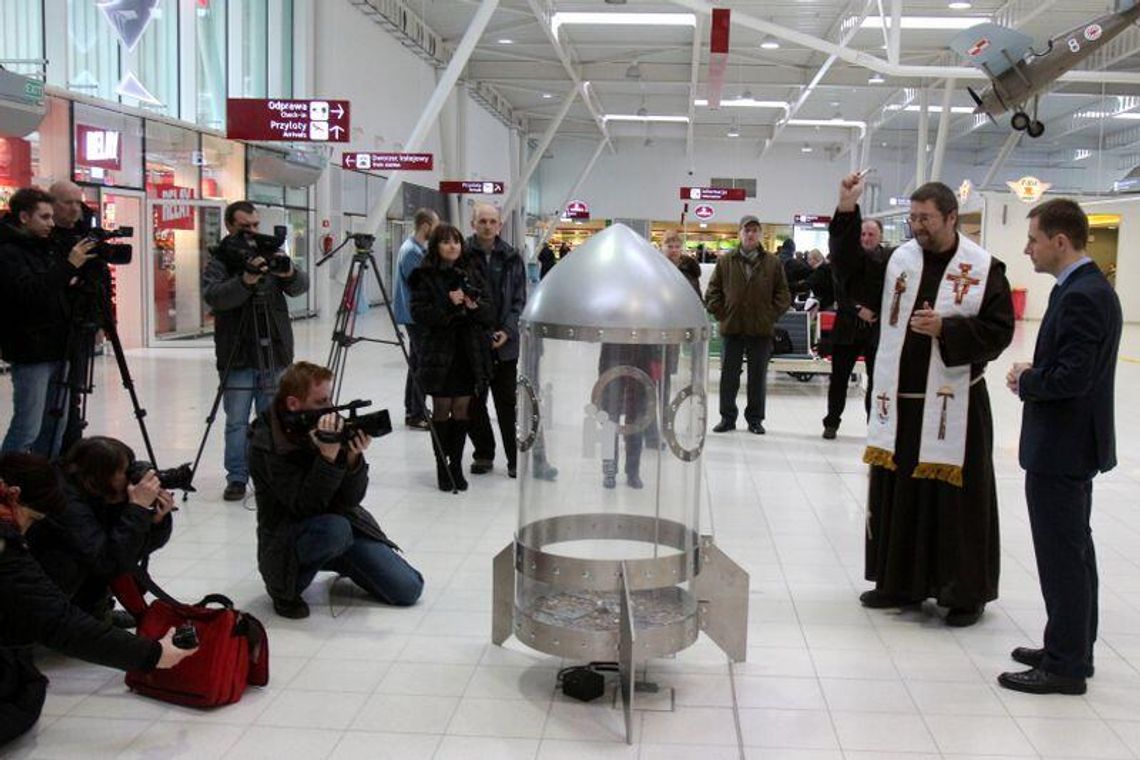 Rakieta na lotnisku Lublin czeka na pieniądze dla dzieci (zdjęcia, wideo) Rakieta na lotnisku Lublin czeka na pieniądze dla dzieci (zdjęcia, wideo)