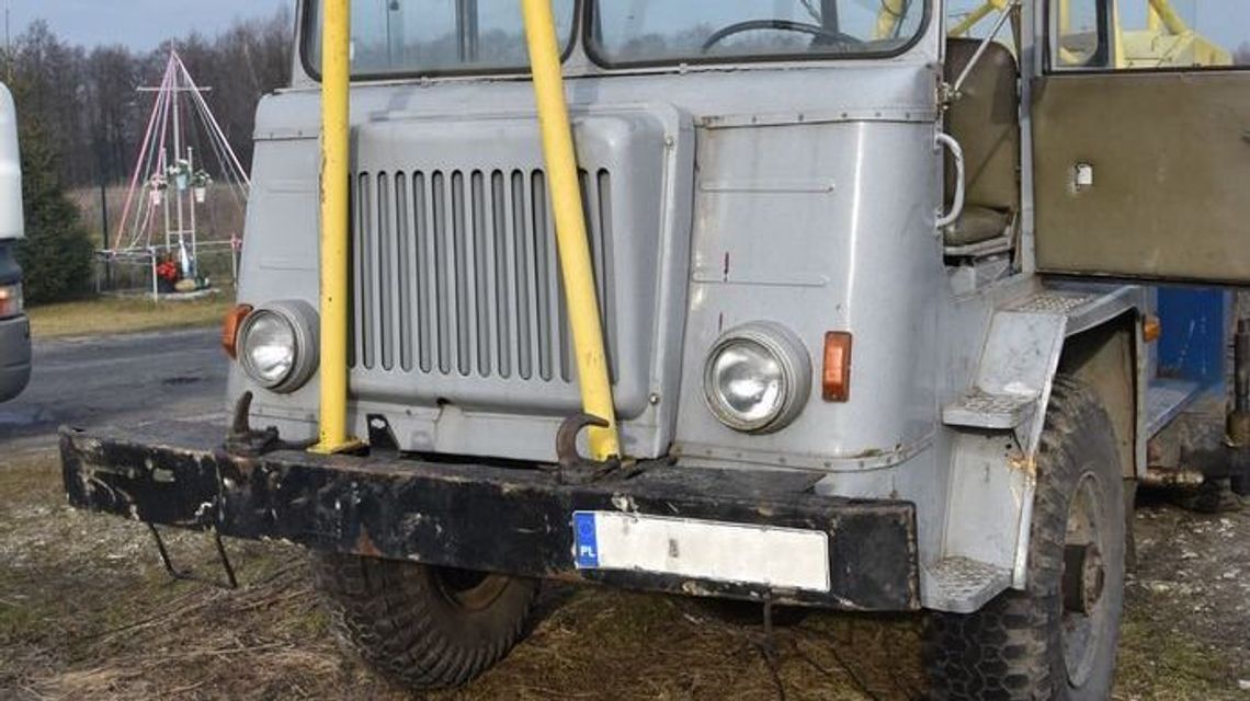 Ramię dźwigu roztrzaskało głowę mężczyzny. Operator pijany, pozostali świadkowie pouciekali Ramię dźwigu roztrzaskało głowę mężczyzny. Operator pijany, pozostali świadkowie pouciekali