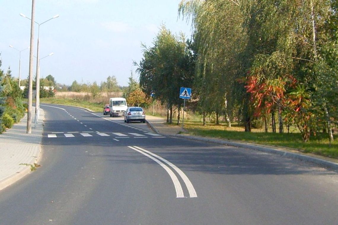 Ranni, uszkodzone latarnie i samochody. Na tej ulicy lepiej uważać