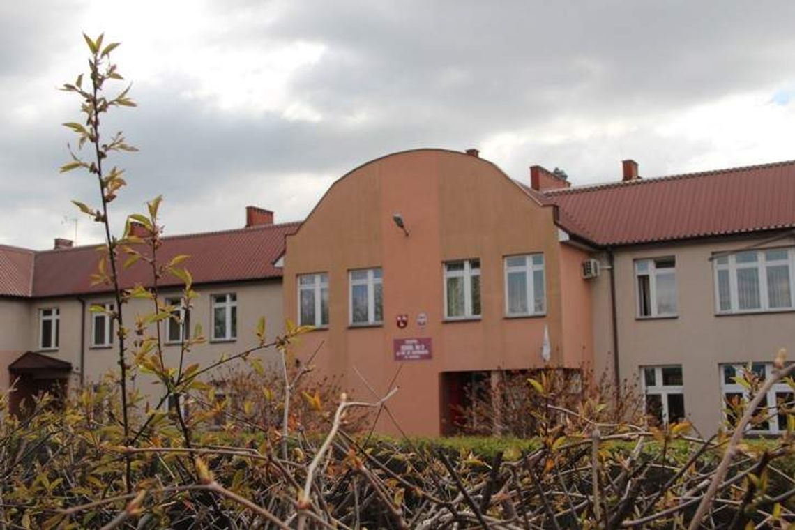 Rano sekretarka w szkole, wieczorem dilerka? Starosta o swojej siostrzenicy