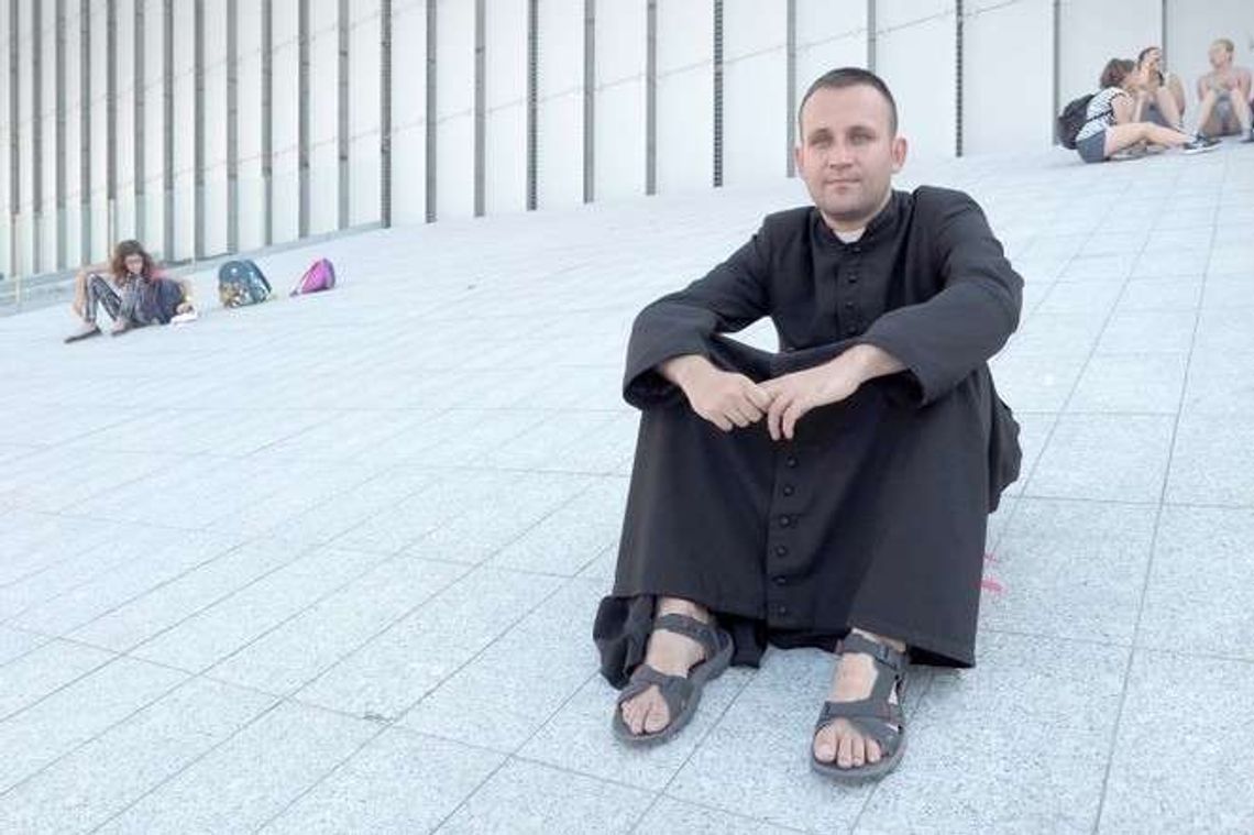 Raper w sutannie. "Do wielu moja muzyka dociera lepiej, niż suche kazanie"