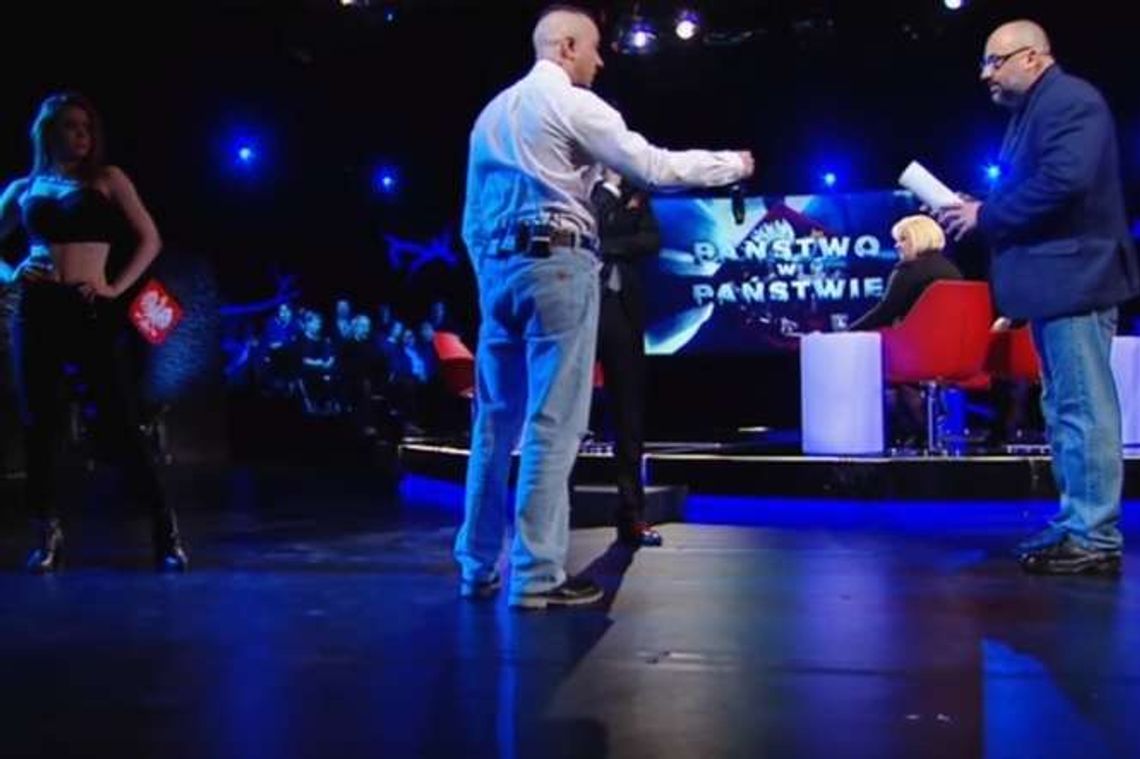 Rapował w programie na żywo. Były policjant nie wytrzymał [wideo]