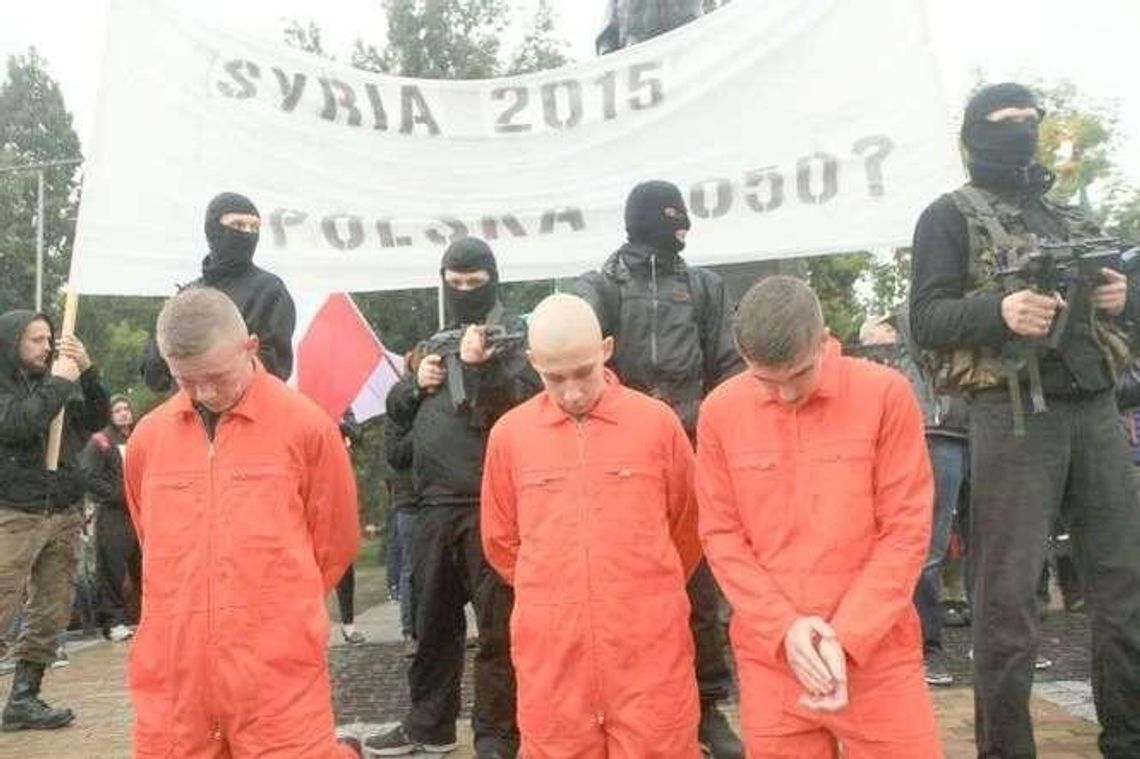 Rasistowskie hasła w internecie, na meczu i podczas marszu. Prokuratura wszczyna postępowania Rasistowskie hasła w internecie, na meczu i podczas marszu. Prokuratura wszczyna postępowania