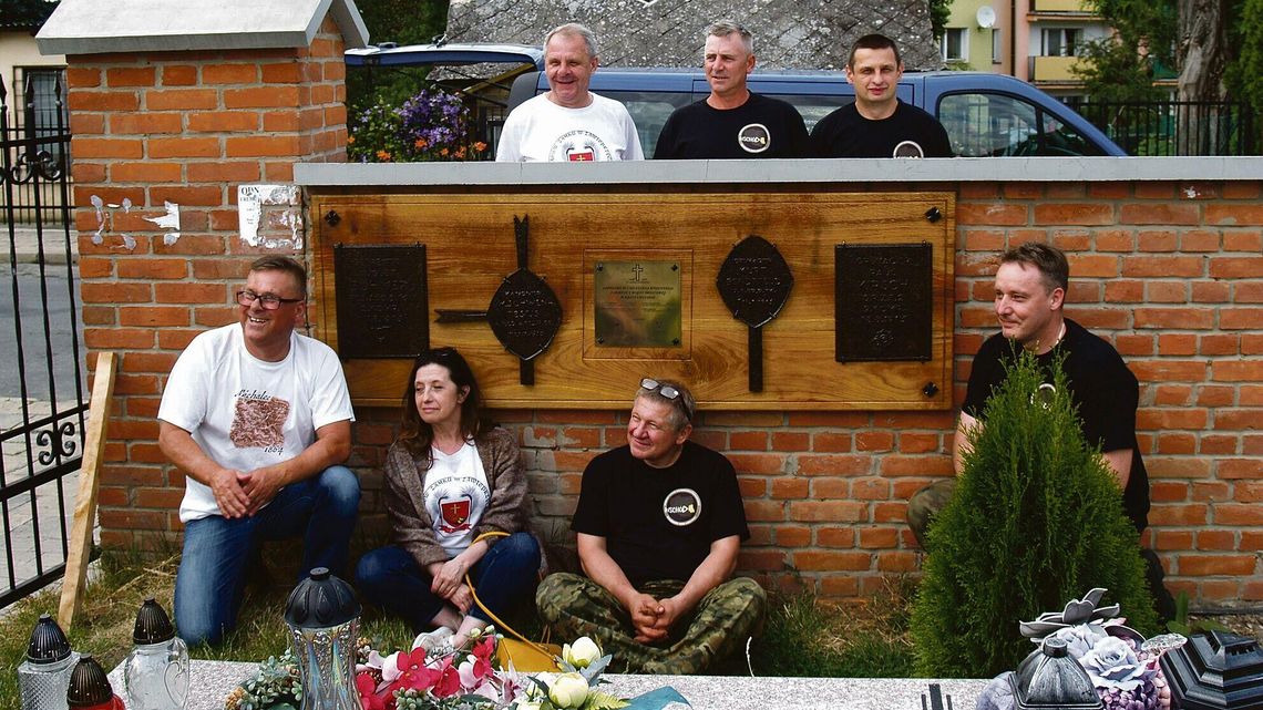 Ratowali stare macewy, teraz zajmują się grobami żołnierzy z 1915 roku