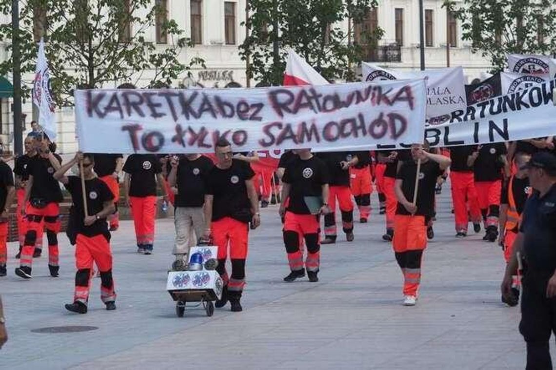 Ratownicy medyczni dogadali się z ministrem. Odwołują protest w Warszawie Ratownicy medyczni dogadali się z ministrem. Odwołują protest w Warszawie