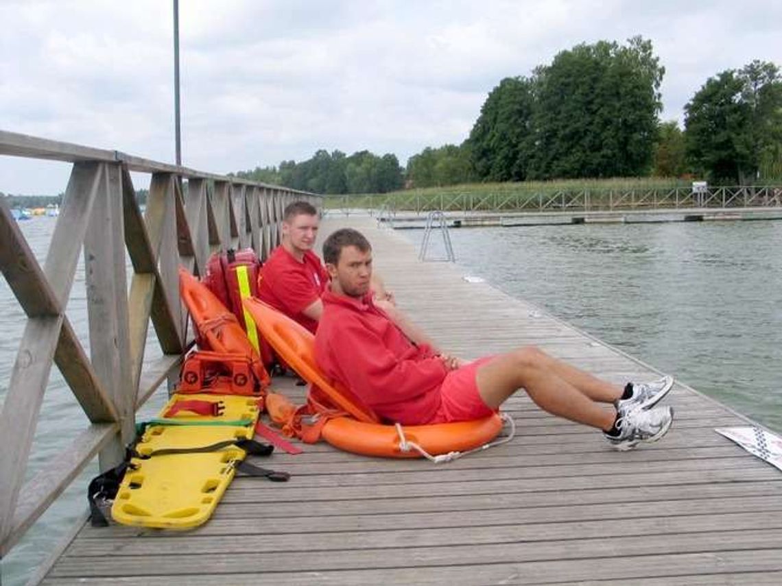 Ratownicy szukali go w wodzie. A topielec błąkał się po Okunince