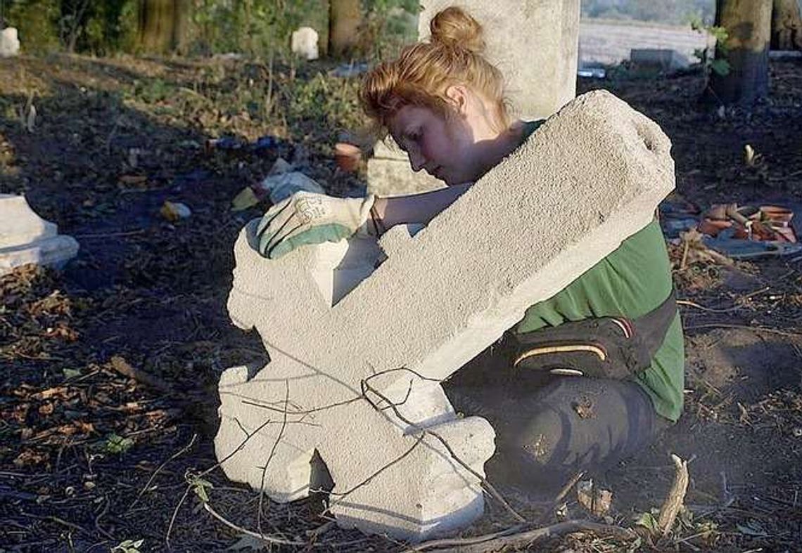 Ratują nagrobki na cmentarzach przy granicy z Ukrainą