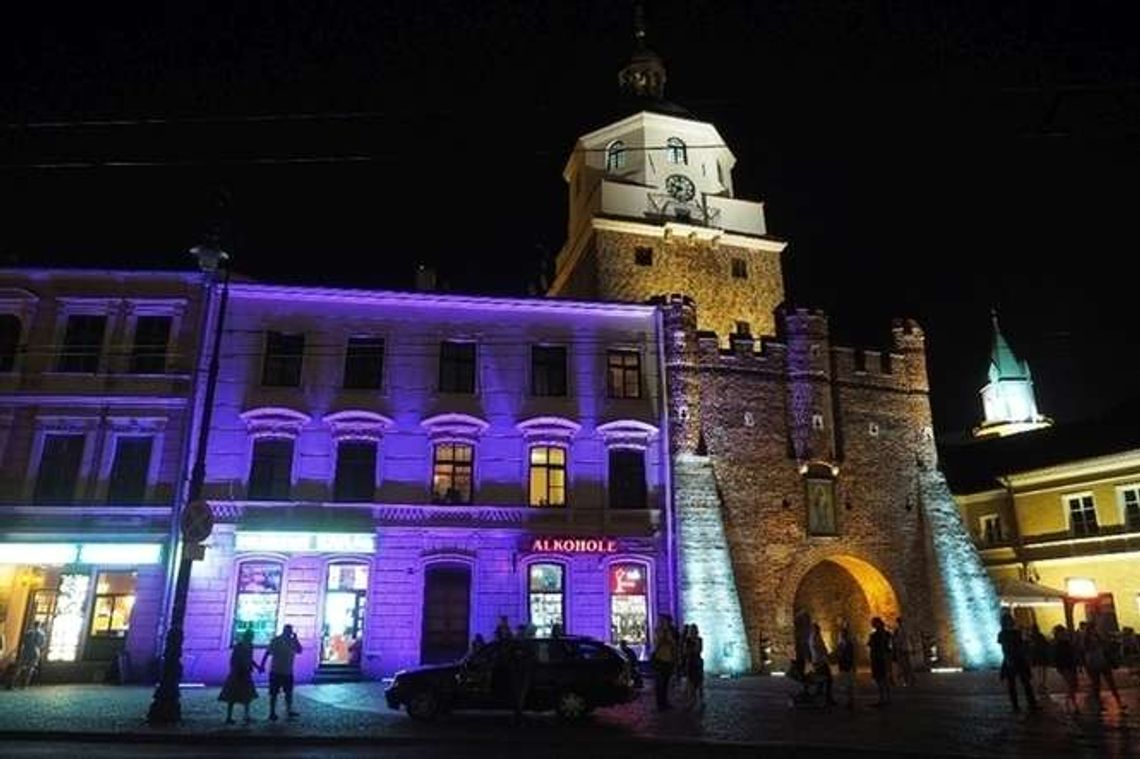 Ratusz i Brama Krakowska podświetlone na nowo. Pokaz iluminacji (zdjęcia) Ratusz i Brama Krakowska podświetlone na nowo. Pokaz iluminacji (zdjęcia)