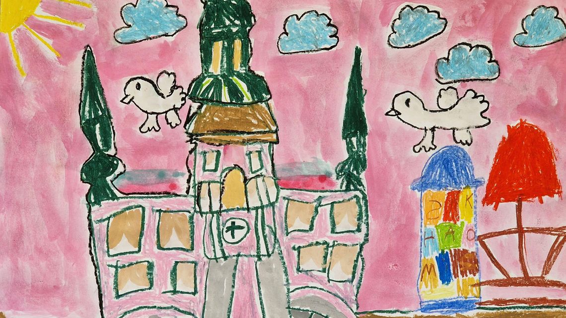 Ratusz na pocztówce, na znaczku ZOO. Poczta skorzysta z dziecięcych obrazków Ratusz na pocztówce, na znaczku ZOO. Poczta skorzysta z dziecięcych obrazków