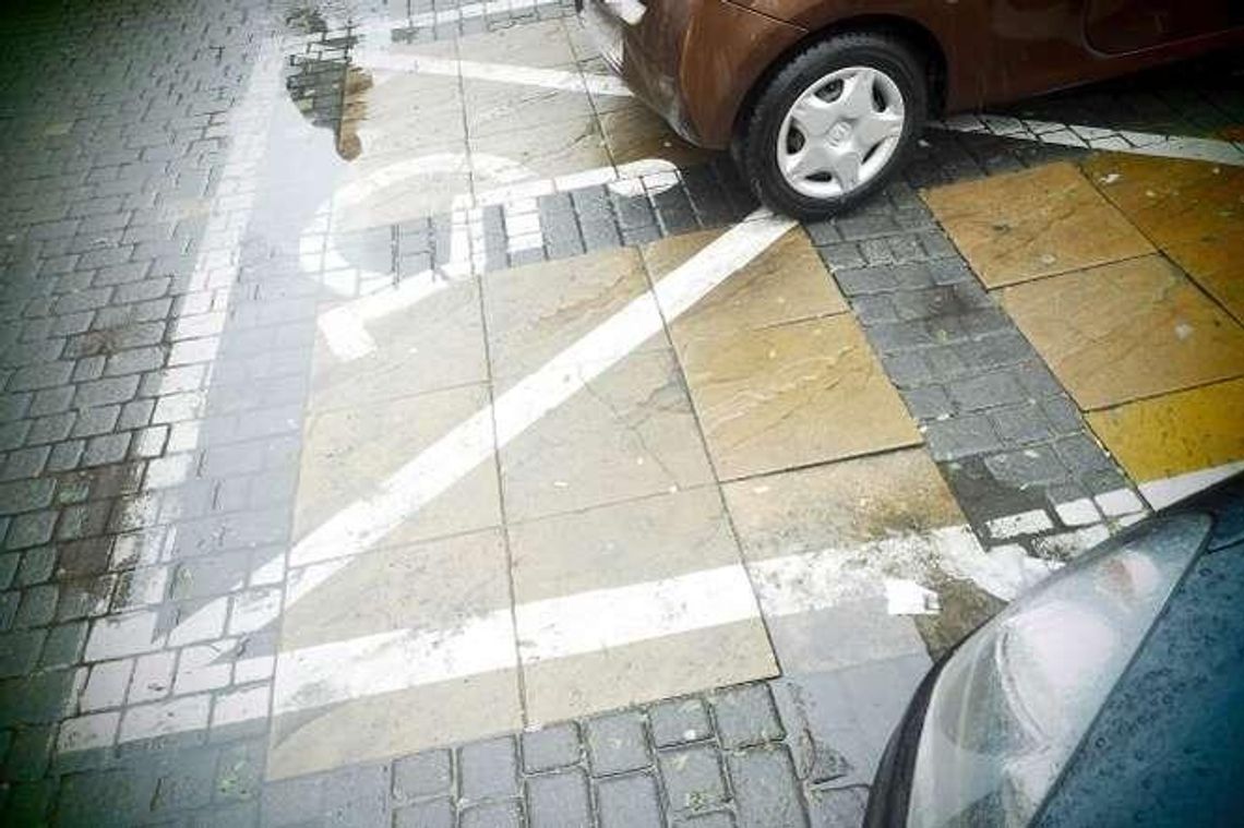 Ratusz nie chce malować parkingów na niebiesko. "To oszpeciłoby zabytkowe centrum" Ratusz nie chce malować parkingów na niebiesko. "To oszpeciłoby zabytkowe centrum"