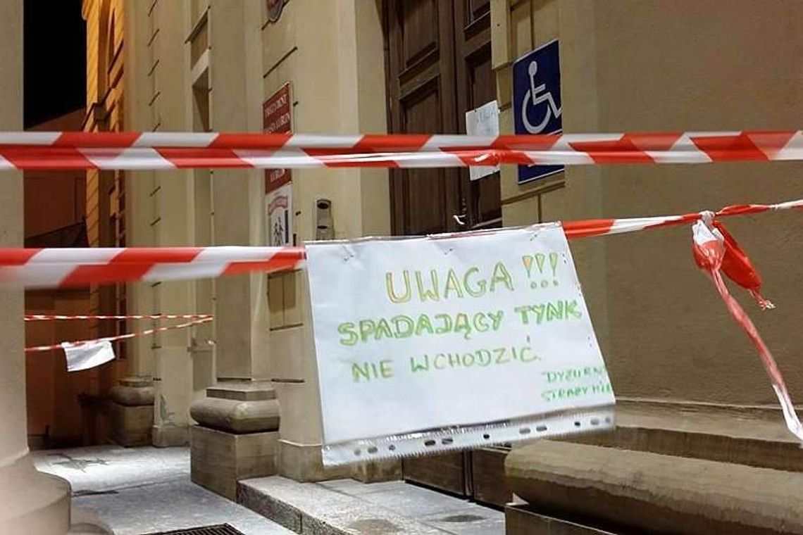 Ratusz się sypie. "Nie wchodzić"