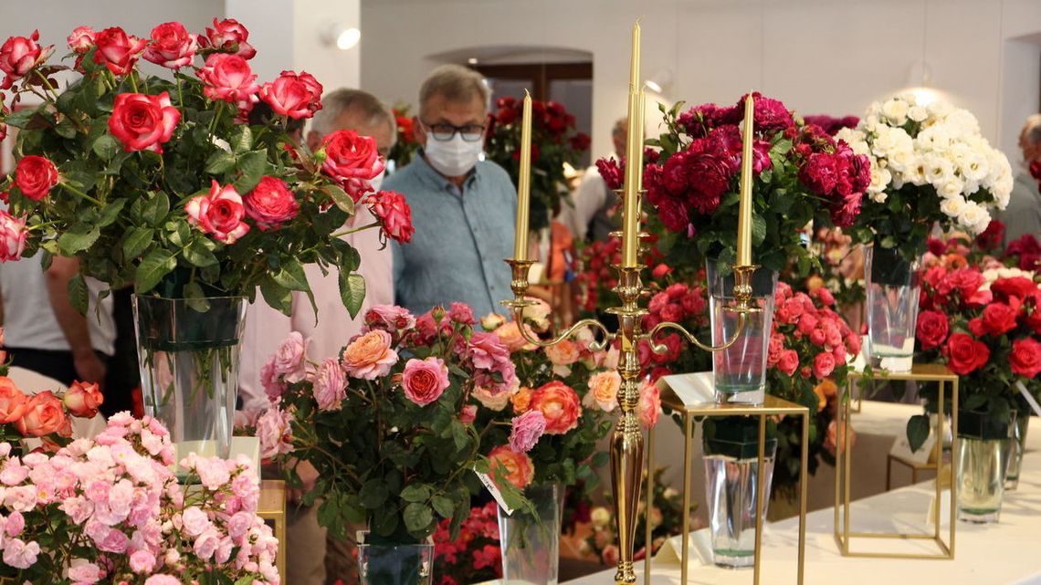 Ratusz w Końskowoli oficjalnie otwarty. Gości przywitały róże [zdjęcia]