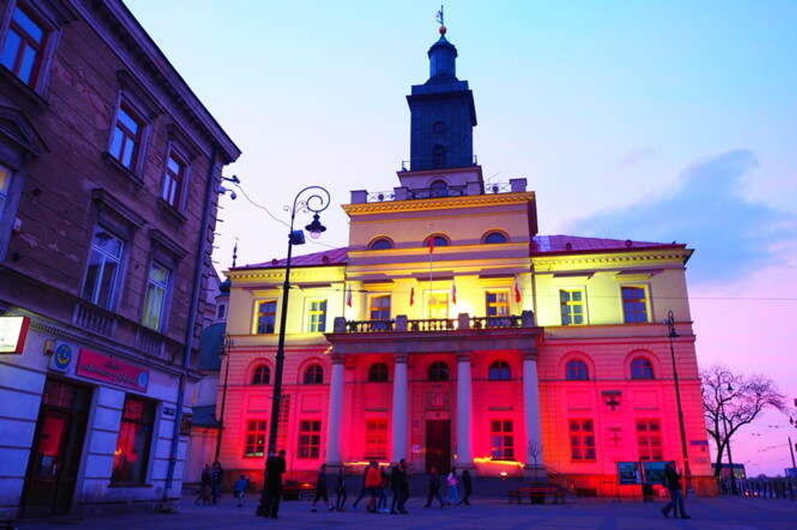Ratusz w narodowych barwach Ratusz w narodowych barwach