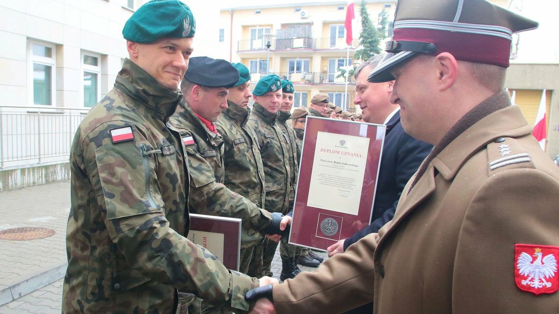 Raz w kitlu, raz w mundurze. Pracownicy Wojskowej Służby Zdrowia odznaczeni Raz w kitlu, raz w mundurze. Pracownicy Wojskowej Służby Zdrowia odznaczeni