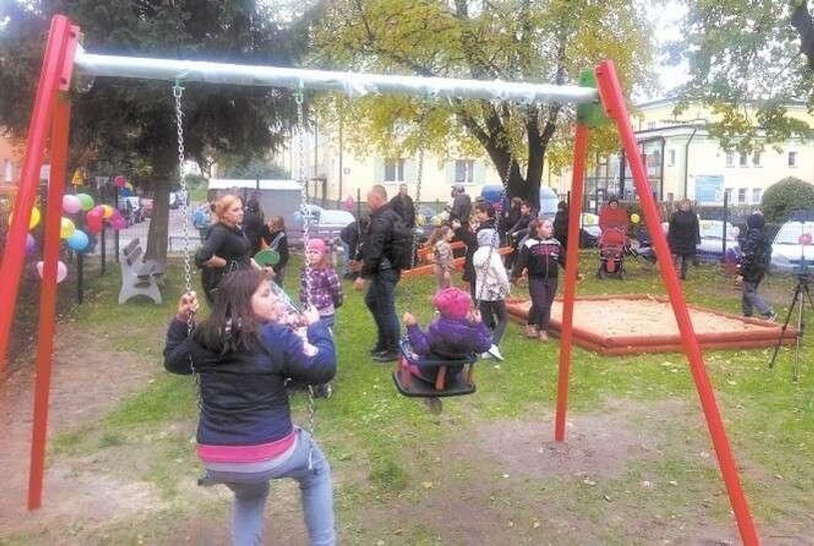 Razem z sąsiadami zbudowała plac zabaw. Już jest otwarty