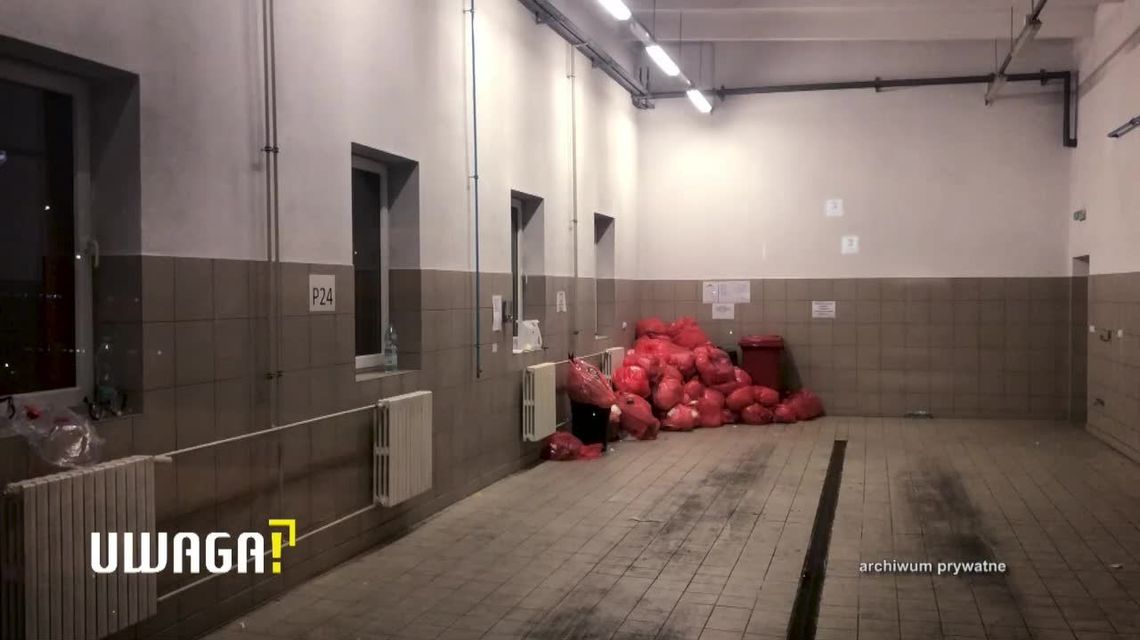 Realia pracy ratowników medycznych. Ze skażonych ubrań przebierają się w garażu Realia pracy ratowników medycznych. Ze skażonych ubrań przebierają się w garażu