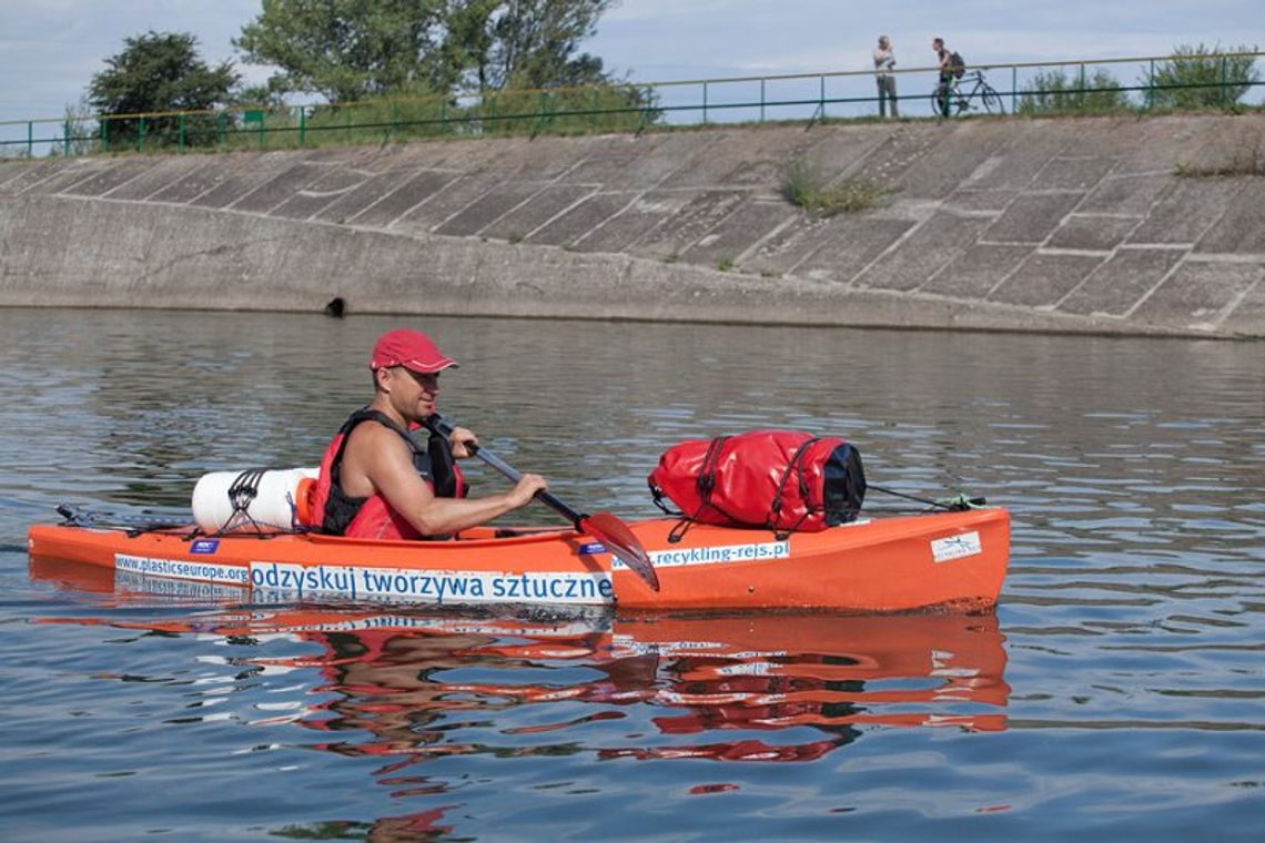 Recykling-rejs: Płynie kajakiem i promuje segregację śmieci