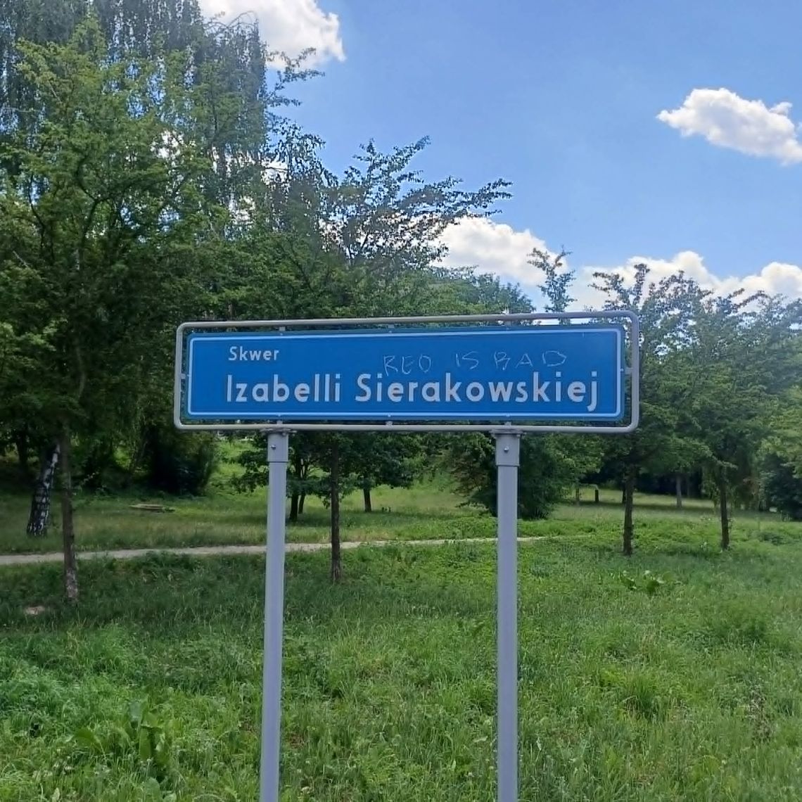 „Red is bad” na skwerze Sierakowskiej. Działacz Nowej Lewicy: Ikona walki o równość