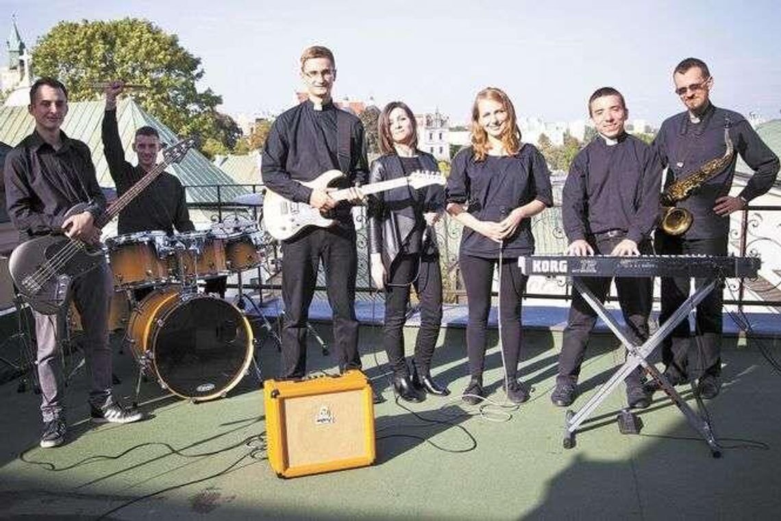 Reggae w koloratkach. Lubelscy księża grają koncerty i wydają płyty [wideo]