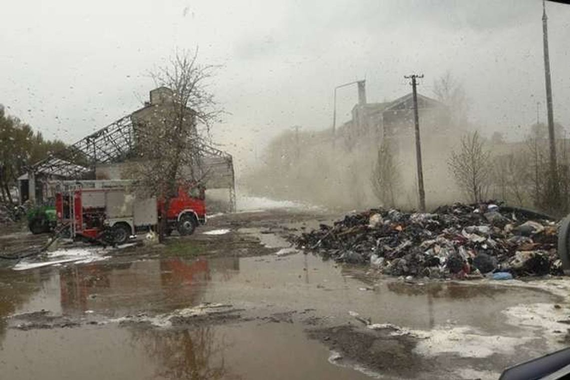 Rejowiec Fabryczny: Od rana płonie magazyn paliw alternatywnych