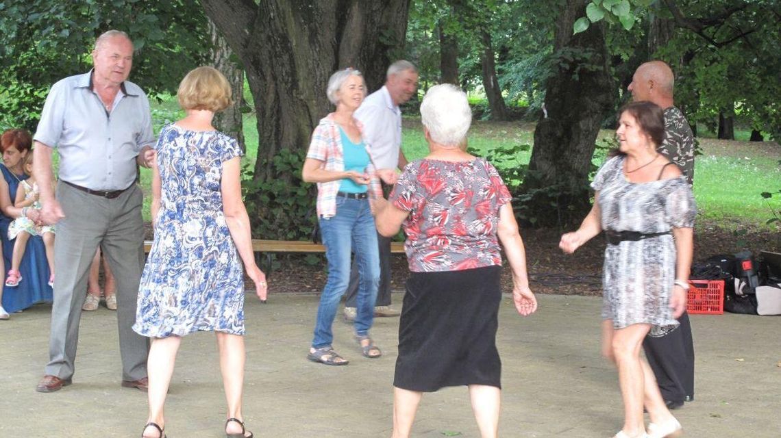 Rejowiec Fabryczny – świąteczna potańcówka pod Dworkiem [zdjęcia]