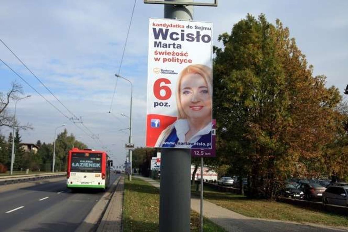 Reklam wyborczych na latarniach w Lublinie wieszać nie wolno. Ale plakaty miejskiej radnej zawisły