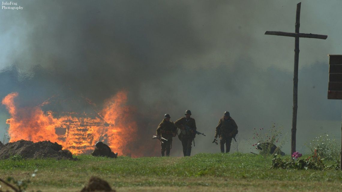 Rekonstrukcja bitwy pod Tomaszowem Lubelskim. Tłumy chciały zobaczyć historię sprzed 80 lat [zdjęcia]