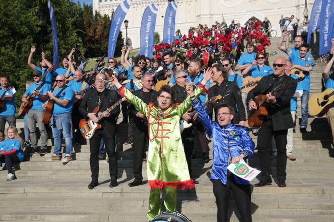 Rekord Guinnessa w 50. rocznicę Sierżanta Pieprza. Zagrali The Beatles na schodach zamku