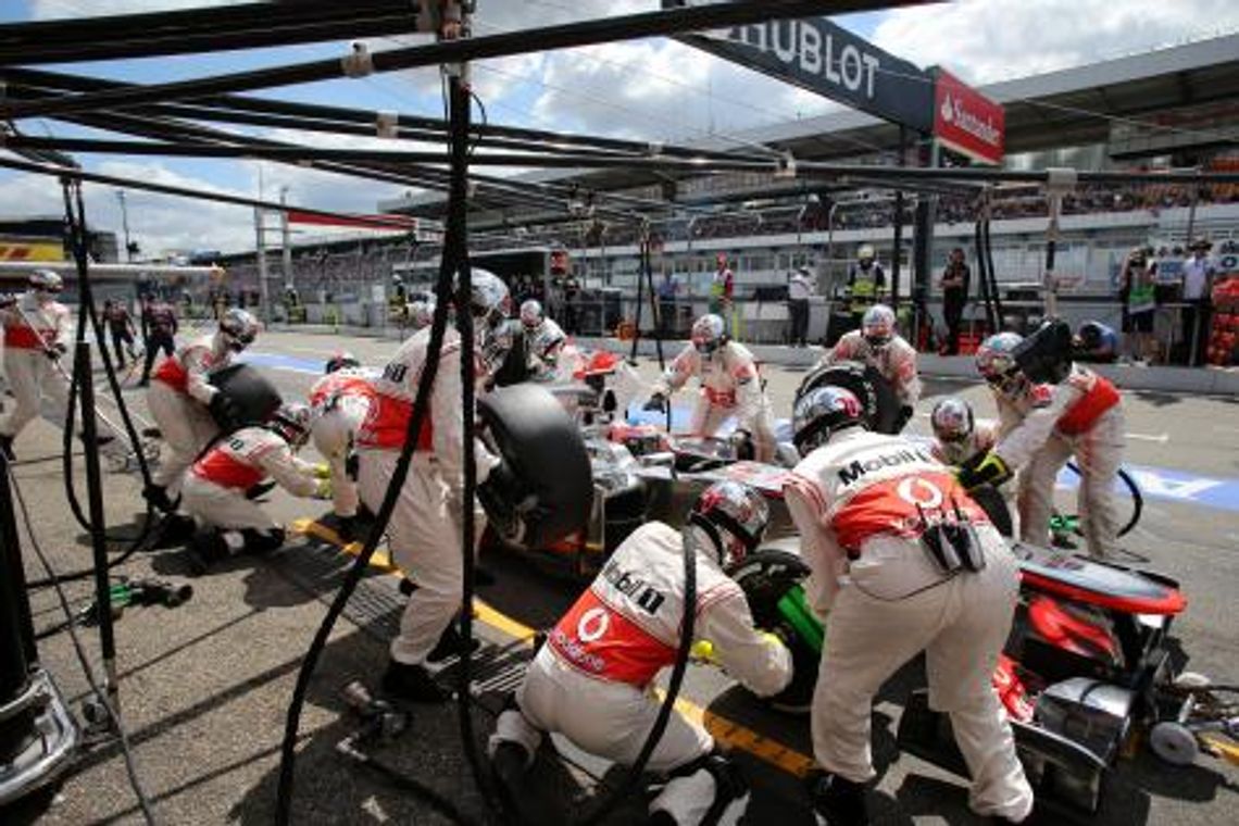 Rekord świata w Formule 1 - zmiana kół w 2,4 sek. (wideo)