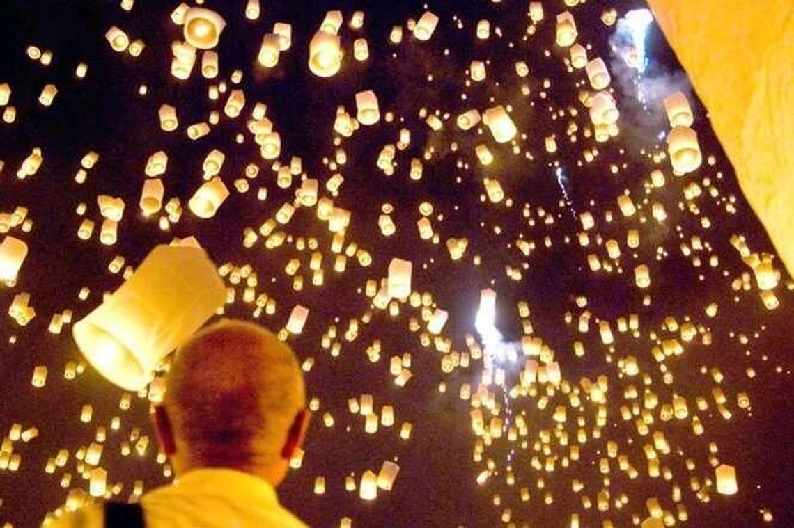 Rekord w puszczaniu lampionów w Lublinie? W tym czasie będą lądowały samoloty. Co na to PAŻP?