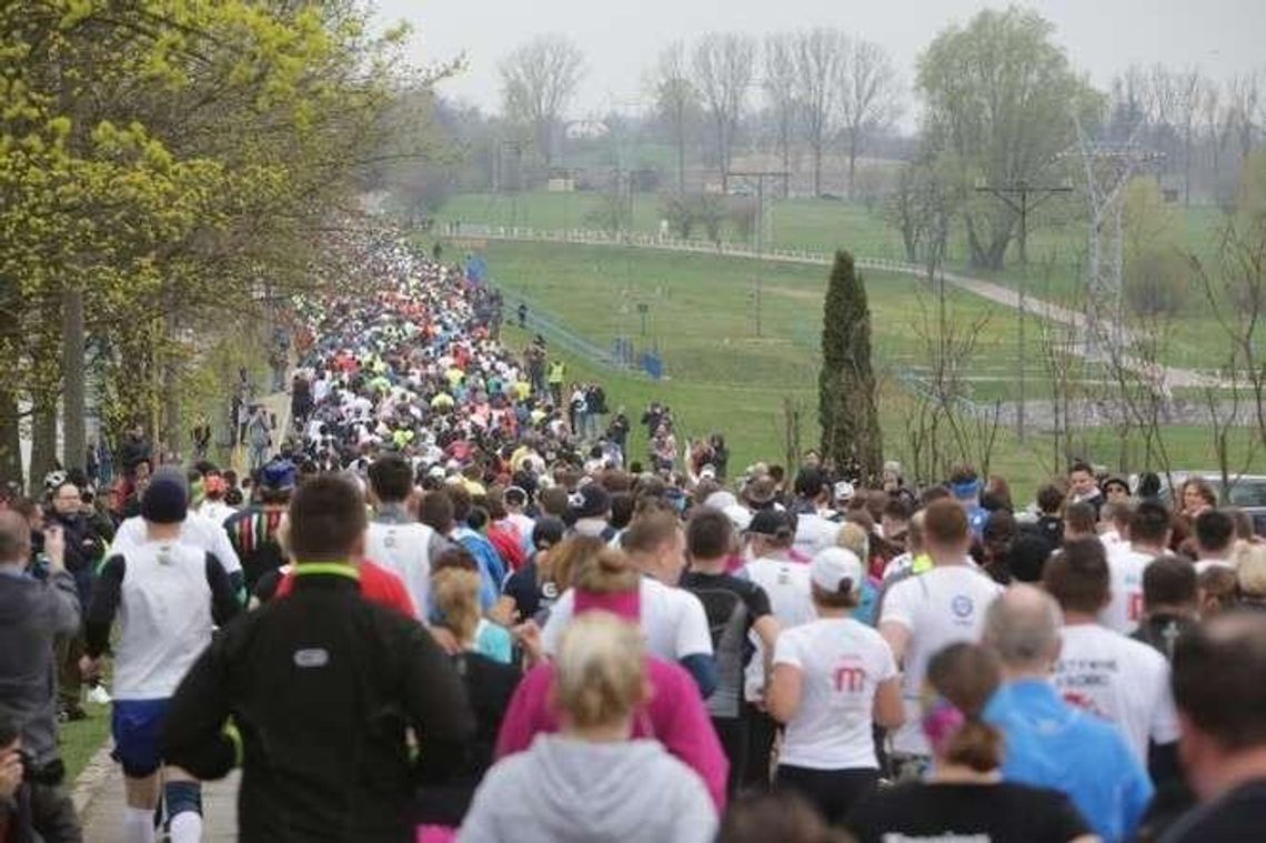 Rekordowa dycha do maratonu. Ponad 1,6 tys. biegaczy w Lublinie Rekordowa dycha do maratonu. Ponad 1,6 tys. biegaczy w Lublinie