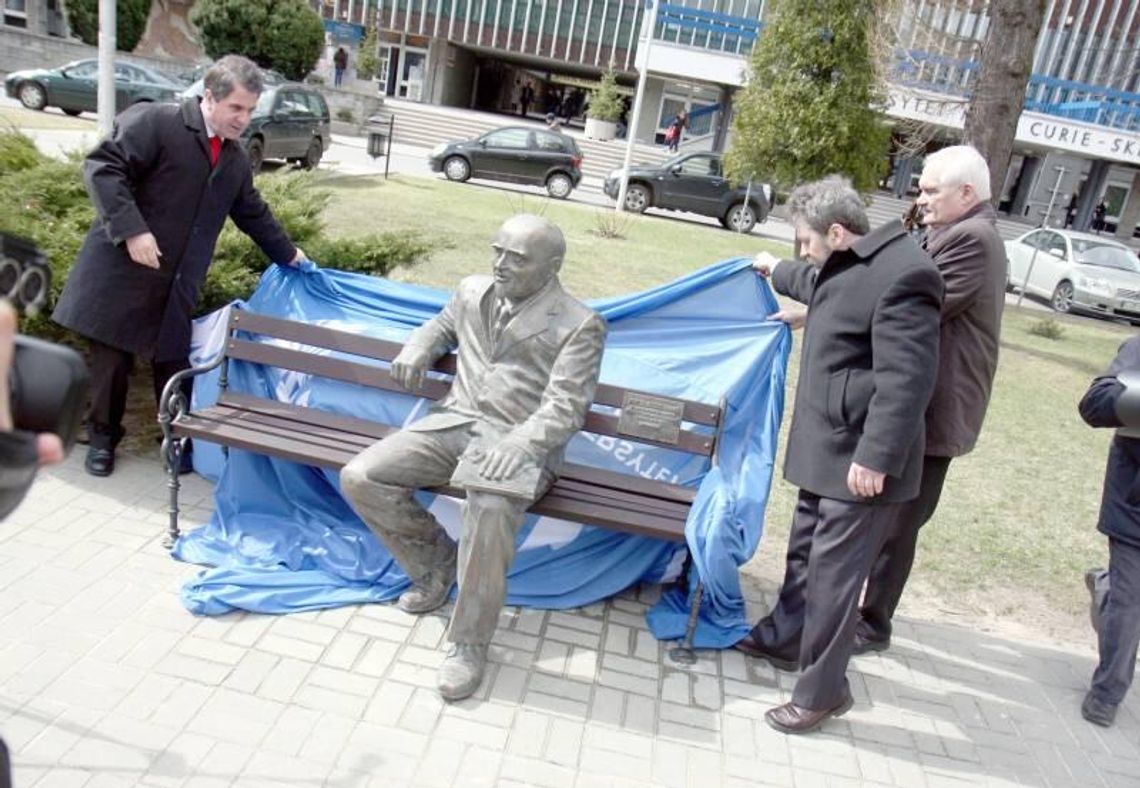 Rektor prof. Henryk Raabe na ławeczce Rektor prof. Henryk Raabe na ławeczce