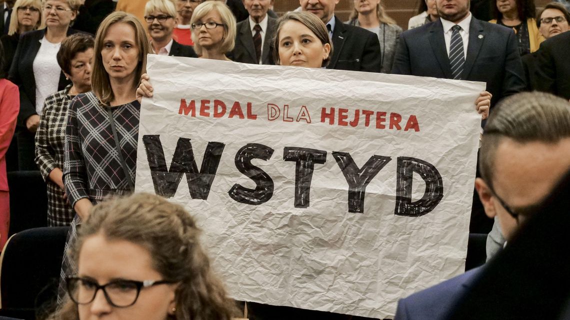 Rektor się nie ugiął, mimo sprzeciwu pracowników uniwersytetu. Wojewoda został odznaczony