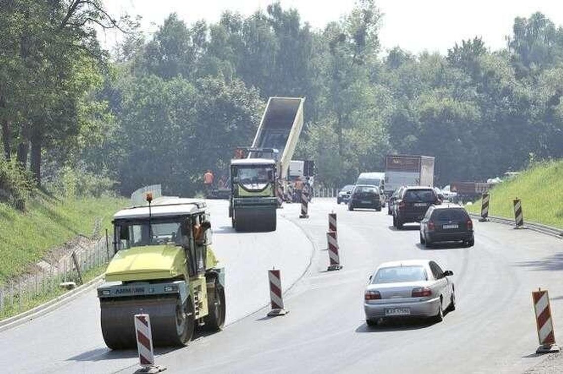 Remont drogi nr 17: Prostują zakręty w piekielnym żarze