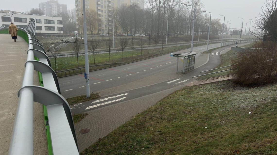 Remont kładki dawno skończony. Na ulicy ciągle są pozostałości Remont kładki dawno skończony. Na ulicy ciągle są pozostałości