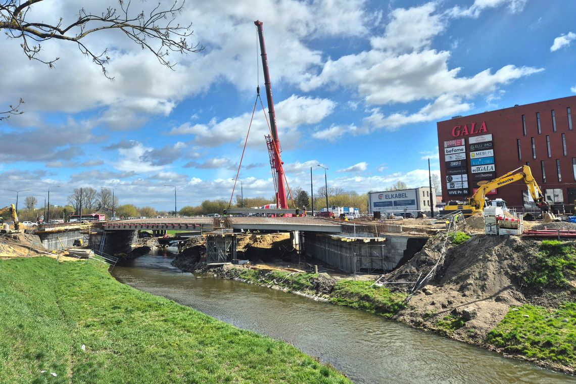 Remont Unii Lubelskiej. Rośnie most i… obsuwa