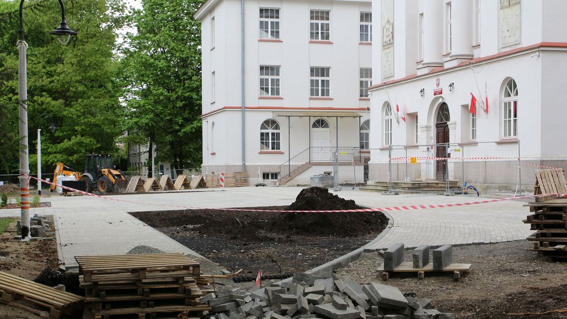 Remont z przerwą na matury. Coraz ładniej przy puławskim "Czartorychu" Remont z przerwą na matury. Coraz ładniej przy puławskim "Czartorychu"