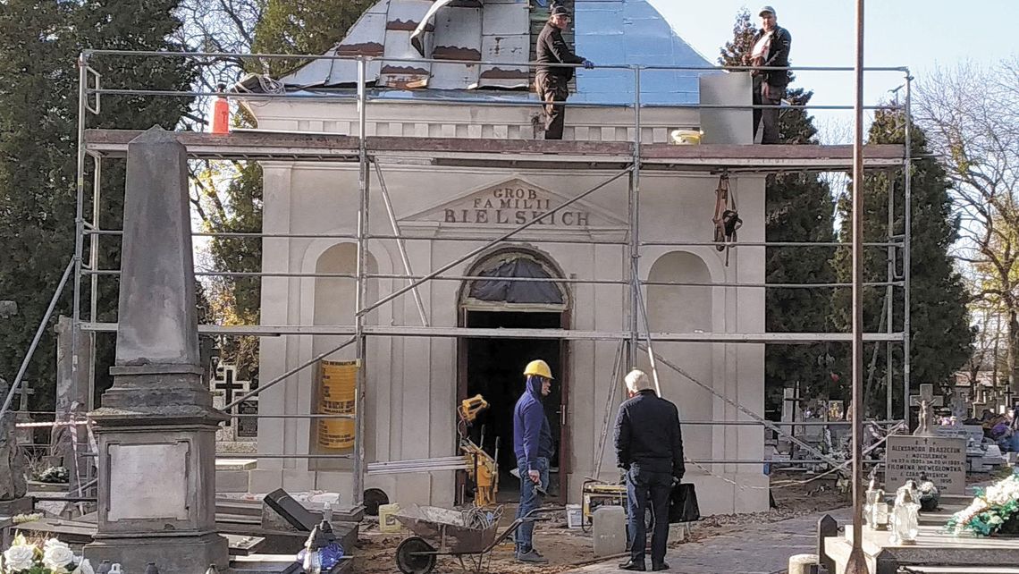 Remontują „białą” kaplicę na cmentarzu parafialnym w Chełmie